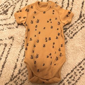 Fin & Vince “Bee” onesie size 0-3 month